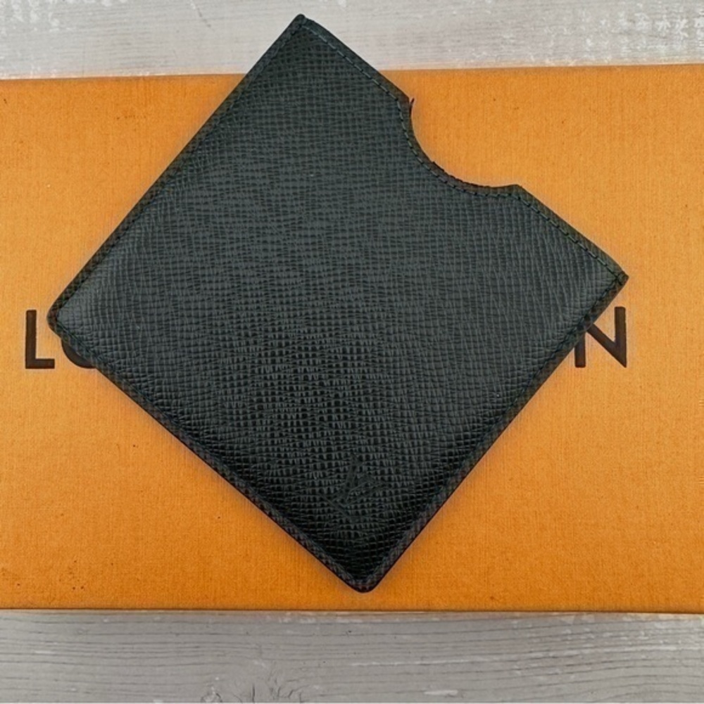 Excellent condition Authentic Louis Vuitton Taiga Leather Wallet. Green. - Picture 3 of 16